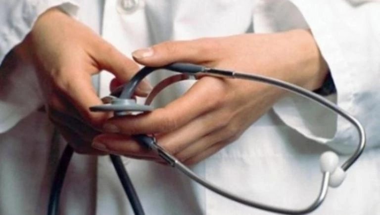 Χαλκιδική: Προσπάθησε να πετάξει τη γιατρό από το παράθυρο – Γροθιές και ξεμάλλιασμα στο νοσοκομείο Πολυγύρου